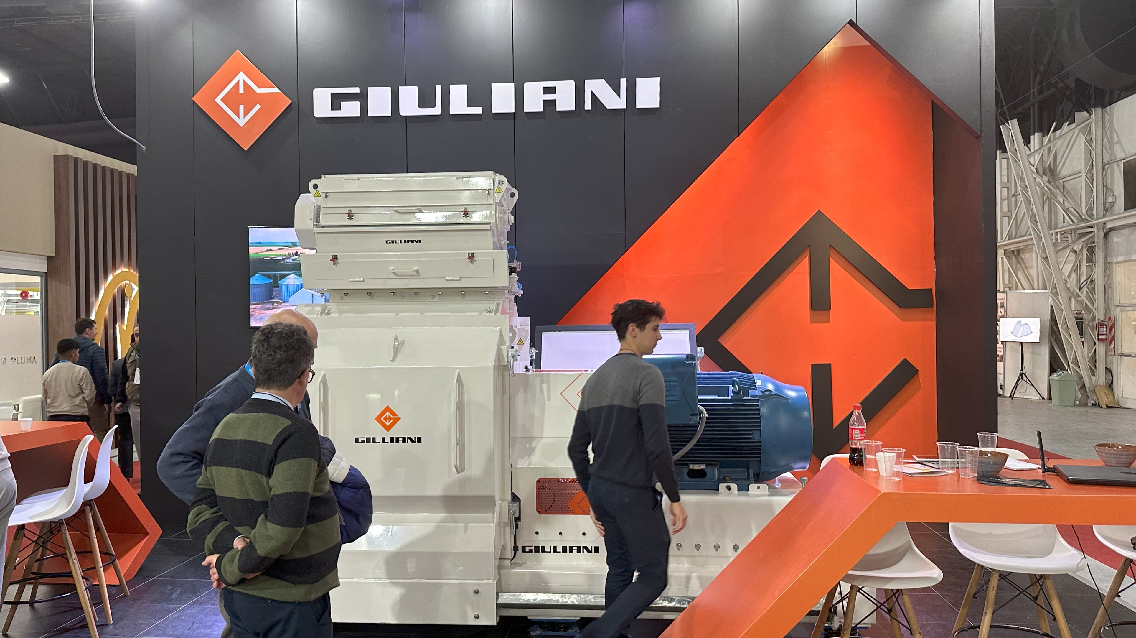 Giuliani una vez mas se presenta en la Expo Avícola y Porcinos.